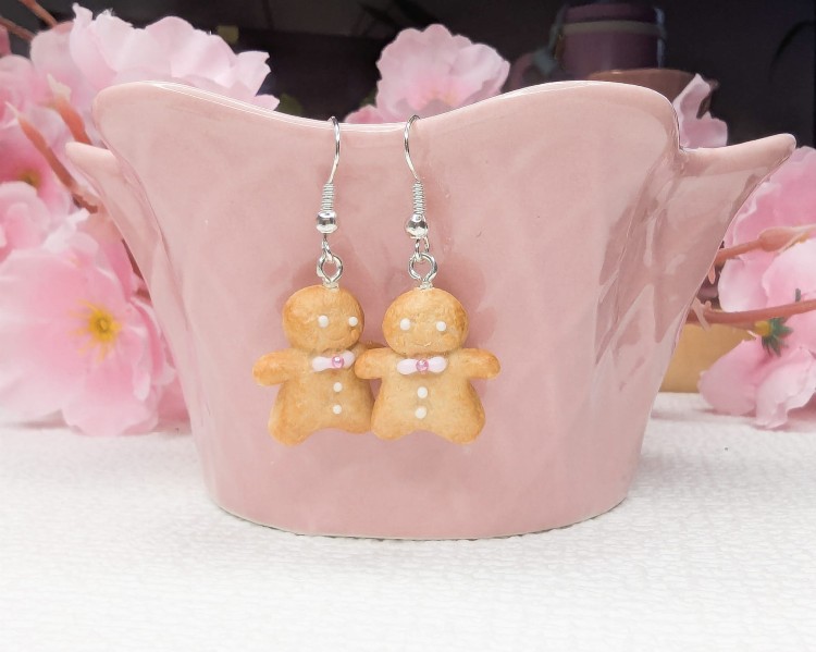 Kolczyki handmade ciasteczkowy ludzik z gliny polimerowej, biżuteria kawaii ze stali chirurgicznej