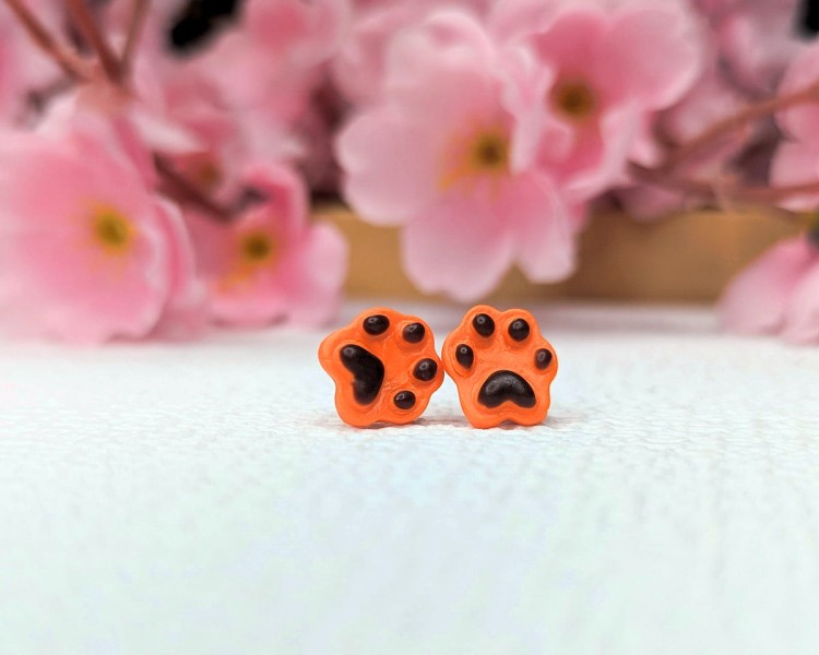 Kolczyki handmade rudo - brązowe kocie łapki z gliny polimerowej, biżuteria z motywem kotów ze stali chirurgicznej