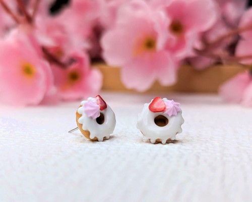 Kolczyki handmade donut truskawkowy z gliny polimerowej, słodka biżuteria ze stali chirurgicznej
