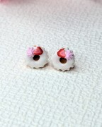 Kolczyki handmade donut truskawkowy z gliny polimerowej, słodka biżuteria ze stali chirurgicznej