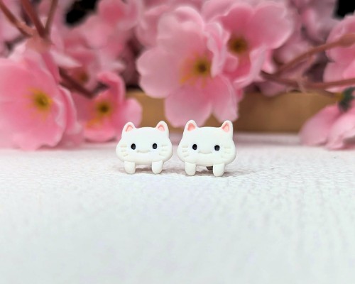 Kolczyki sztyfty handmade kotki białe z gliny polimerowej, biżuteria kawaii ze stali chirurgicznej