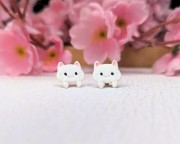 Kolczyki sztyfty handmade kotki białe z gliny polimerowej, biżuteria kawaii ze stali chirurgicznej