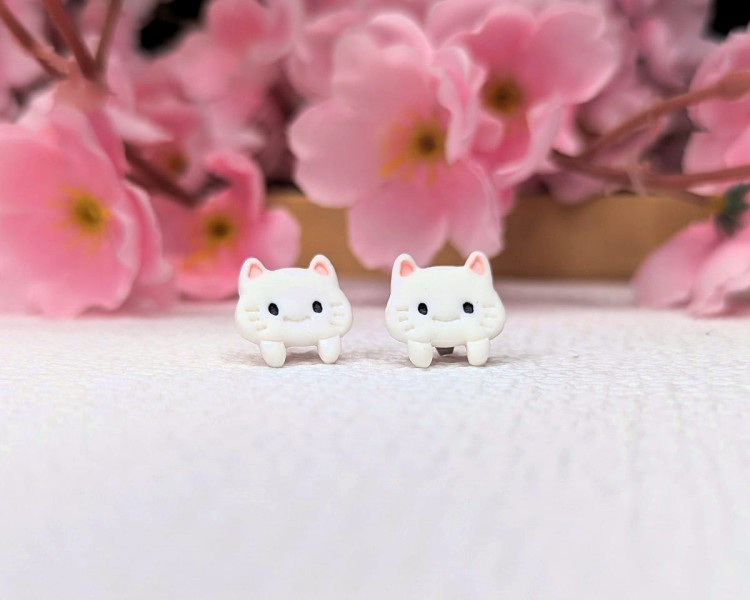 Kolczyki sztyfty handmade kotki białe z gliny polimerowej, biżuteria kawaii ze stali chirurgicznej