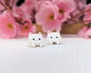 Kolczyki sztyfty handmade kotki białe z gliny polimerowej, biżuteria kawaii ze stali chirurgicznej