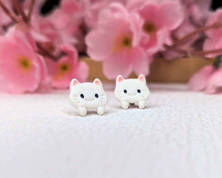 Kolczyki sztyfty handmade kotki białe z gliny polimerowej, biżuteria kawaii ze stali chirurgicznej