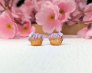 Kolczyki sztyfty handmade babeczki z liliową polewą z gliny polimerowej, słodka biżuteria kawaii ze stali chirurgicznej