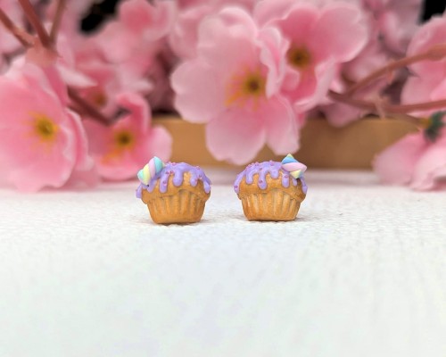 Kolczyki sztyfty handmade babeczki z liliową polewą z gliny polimerowej, słodka biżuteria kawaii ze stali chirurgicznej