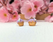 Kolczyki sztyfty handmade babeczki z liliową polewą z gliny polimerowej, słodka biżuteria kawaii ze stali chirurgicznej