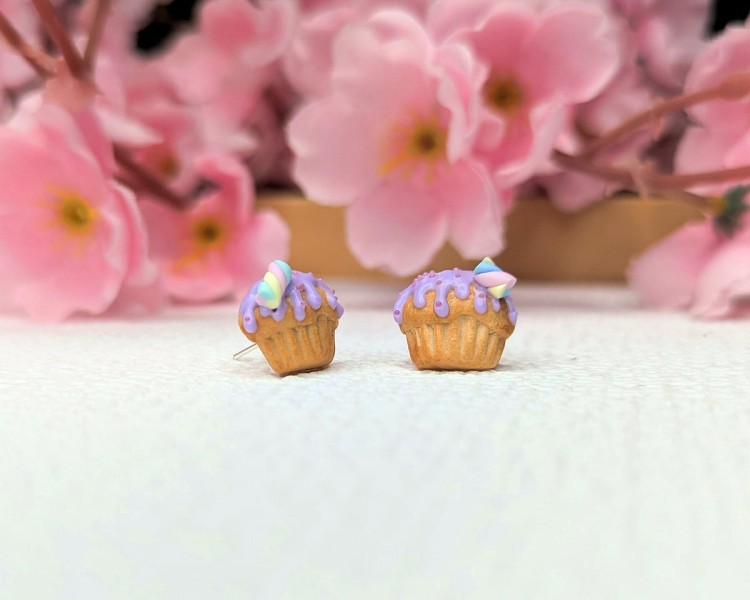 Kolczyki sztyfty handmade babeczki z liliową polewą z gliny polimerowej, słodka biżuteria kawaii ze stali chirurgicznej
