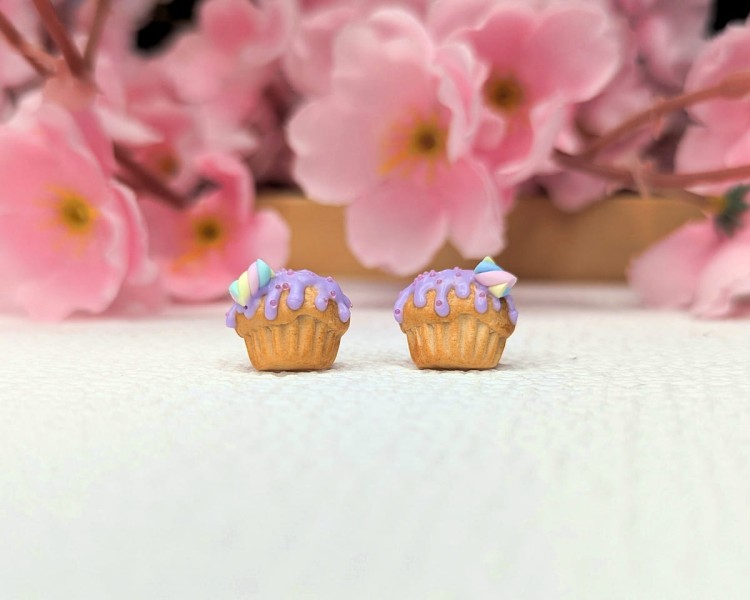 Kolczyki sztyfty handmade babeczki z liliową polewą z gliny polimerowej, słodka biżuteria kawaii ze stali chirurgicznej