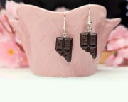 Kolczyki handmade ugryzione tabliczki czekolady z gliny polimerowej, słodka biżuteria ze stali chirurgicznej