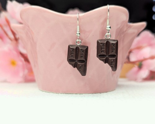 Kolczyki handmade ugryzione tabliczki czekolady z gliny polimerowej, słodka biżuteria ze stali chirurgicznej