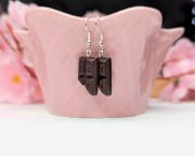 Kolczyki handmade ugryzione tabliczki czekolady z gliny polimerowej, słodka biżuteria ze stali chirurgicznej