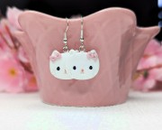 Kolczyki handmade biały kot z gliny polimerowej, biżuteria kawaii ze stali chirurgicznej