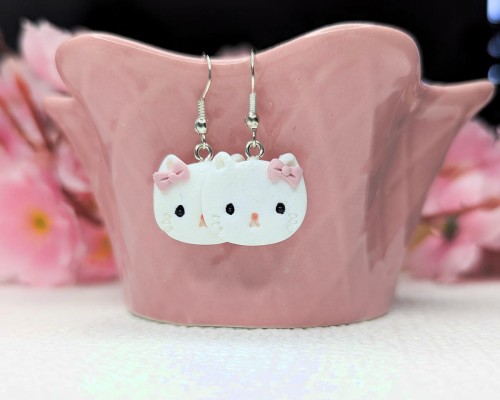 Kolczyki handmade biały kot z gliny polimerowej, biżuteria kawaii ze stali chirurgicznej