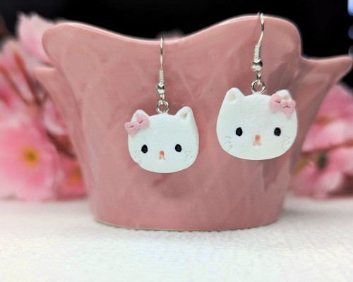 Kolczyki handmade biały kot z gliny polimerowej, biżuteria kawaii ze stali chirurgicznej