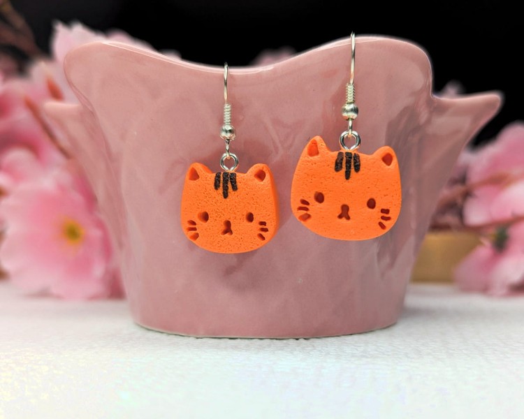 Kolczyki handmade rudy kot z gliny polimerowej, biżuteria ze zwierzętami ze stali chirurgicznej