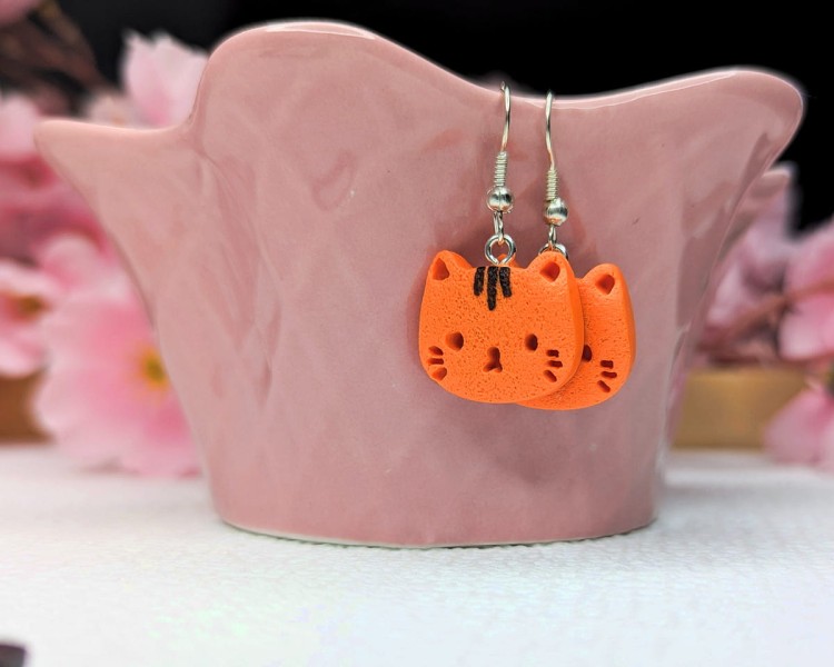 Kolczyki handmade rudy kot z gliny polimerowej, biżuteria ze zwierzętami ze stali chirurgicznej