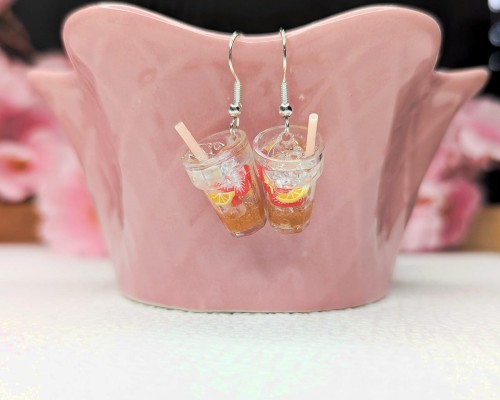Kolczyki handmade lemoniada truskawkowo- pomarańczowa z różową rurką z gliny polimerowej i żywicy, kolorowa biżuteria ze stali chirurgicznej