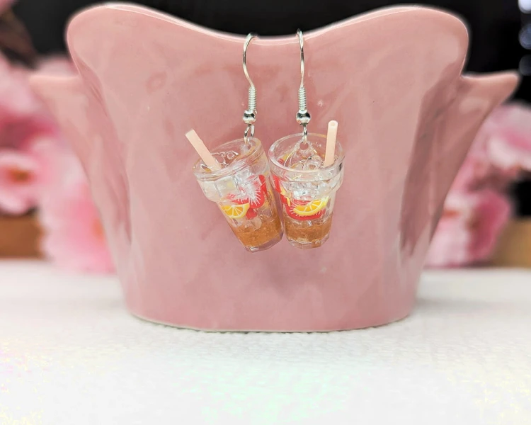 Kolczyki handmade lemoniada truskawkowo- pomarańczowa z różową rurką z gliny polimerowej i żywicy, kolorowa biżuteria ze stali chirurgicznej