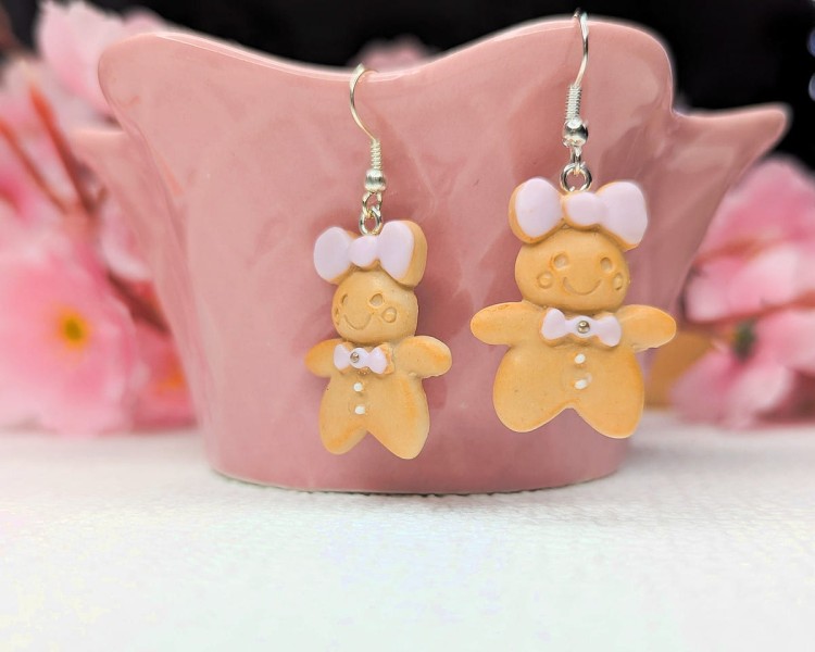 Kolczyki handmade pani ciasteczko różowa z gliny polimerowej, biżuteria kawaii ze stali chirurgicznej