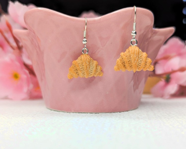 Kolczyki wiszące handmade rogalik z gliny polimerowej, słodka biżuteria ze stali chirurgicznej