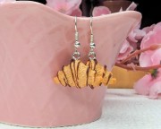 Kolczyki wiszące handmade rogalik z czekoladą z gliny polimerowej, słodka biżuteria ze stali chirurgicznej