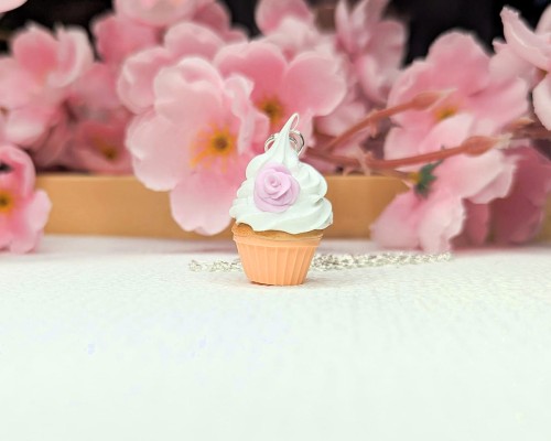 Naszyjnik handmade babeczka brzoskwiniowa z gliny polimerowej, delikatna biżuteria ze stali chirurgicznej