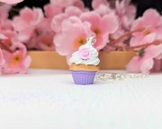 Naszyjnik handmade babeczka liliowa z gliny polimerowej, słodka biżuteria ze stali chirurgicznej