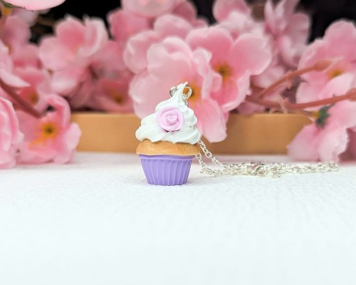 Naszyjnik handmade babeczka liliowa z gliny polimerowej, słodka biżuteria ze stali chirurgicznej