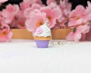 Naszyjnik handmade babeczka liliowa z gliny polimerowej, słodka biżuteria ze stali chirurgicznej