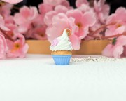 Naszyjnik handmade babeczka niebieska z gliny polimerowej, pastelowa biżuteria ze stali chirurgicznej
