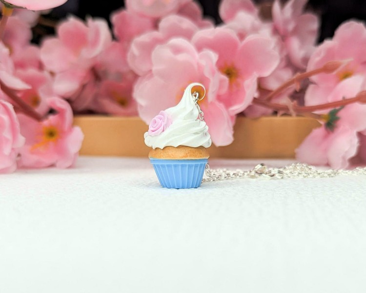 Naszyjnik handmade babeczka niebieska z gliny polimerowej, pastelowa biżuteria ze stali chirurgicznej