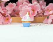 Naszyjnik handmade babeczka niebieska z gliny polimerowej, pastelowa biżuteria ze stali chirurgicznej
