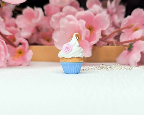 Naszyjnik handmade babeczka niebieska z gliny polimerowej, pastelowa biżuteria ze stali chirurgicznej