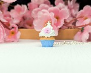 Naszyjnik handmade babeczka niebieska z gliny polimerowej, pastelowa biżuteria ze stali chirurgicznej