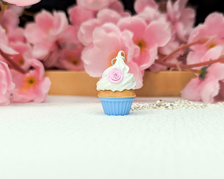 Naszyjnik handmade babeczka niebieska z gliny polimerowej, pastelowa biżuteria ze stali chirurgicznej