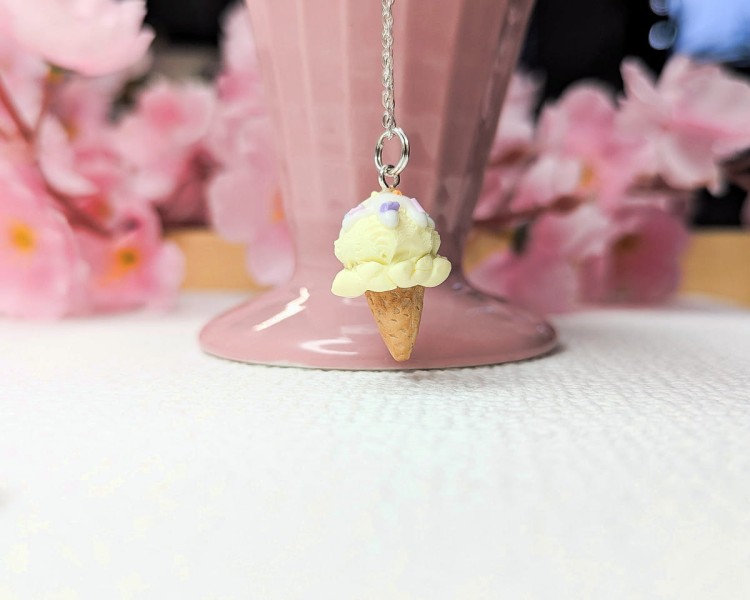 Naszyjnik handmade waniliowy lodzik z polewą i posypką z gliny polimerowej, kolorowa słodka biżuteria ze stali chirurgicznej