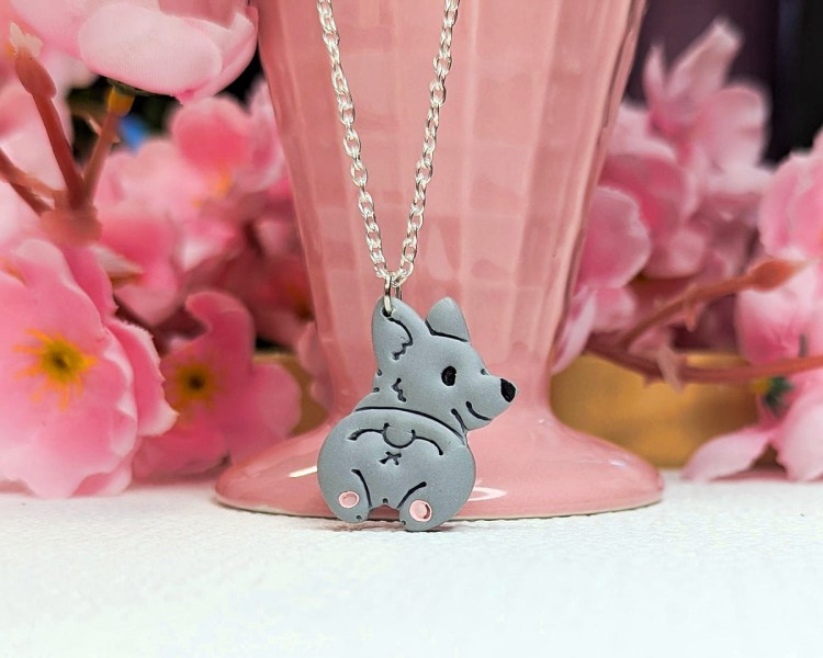 Naszyjnik handmade pies Corgi szary z tyłeczkiem z gliny polimerowej, urocza biżuteria ze stali chirurgicznej