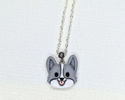 Naszyjnik handmade pies Corgi szaro-biały z gliny polimerowej, biżuteria ze zwierzętami ze stali chirurgicznej