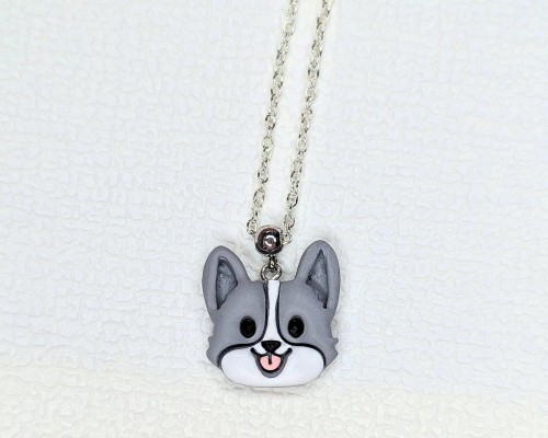 Naszyjnik handmade pies Corgi szaro-biały z gliny polimerowej, biżuteria ze zwierzętami ze stali chirurgicznej