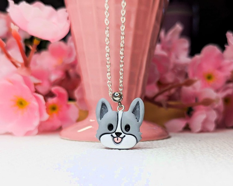 Naszyjnik handmade pies Corgi szaro-biały z gliny polimerowej, biżuteria ze zwierzętami ze stali chirurgicznej