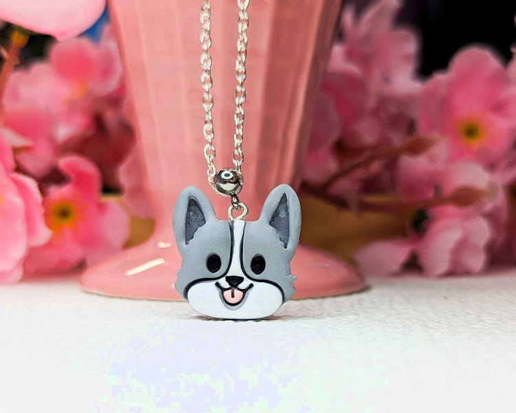 Naszyjnik handmade pies Corgi szaro-biały z gliny polimerowej, biżuteria ze zwierzętami ze stali chirurgicznej