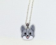 Naszyjnik handmade pies Corgi szaro-biały z gliny polimerowej, biżuteria ze zwierzętami ze stali chirurgicznej