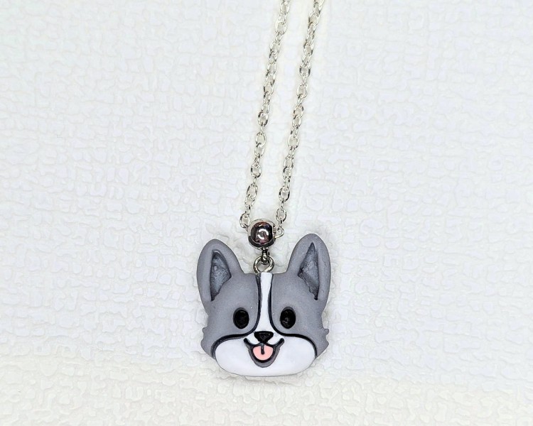 Naszyjnik handmade pies Corgi szaro-biały z gliny polimerowej, biżuteria ze zwierzętami ze stali chirurgicznej