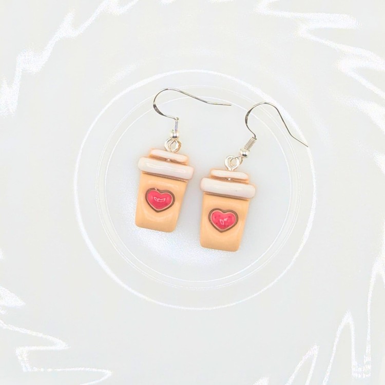 Kolczyki handmade z motywem kawy Caffe Latte Love z gliny polimerowej, biżuteria dla miłośników kawy ze stali chirurgicznej