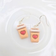 Kolczyki handmade z motywem kawy Caffe Latte Love z gliny polimerowej, biżuteria dla miłośników kawy ze stali chirurgicznej
