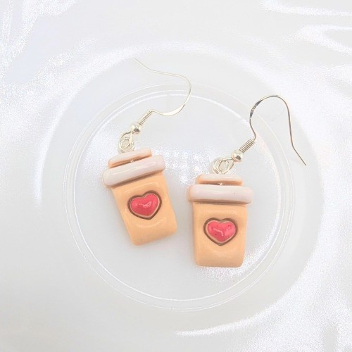 Kolczyki handmade z motywem kawy Caffe Latte Love z gliny polimerowej, biżuteria dla miłośników kawy ze stali chirurgicznej