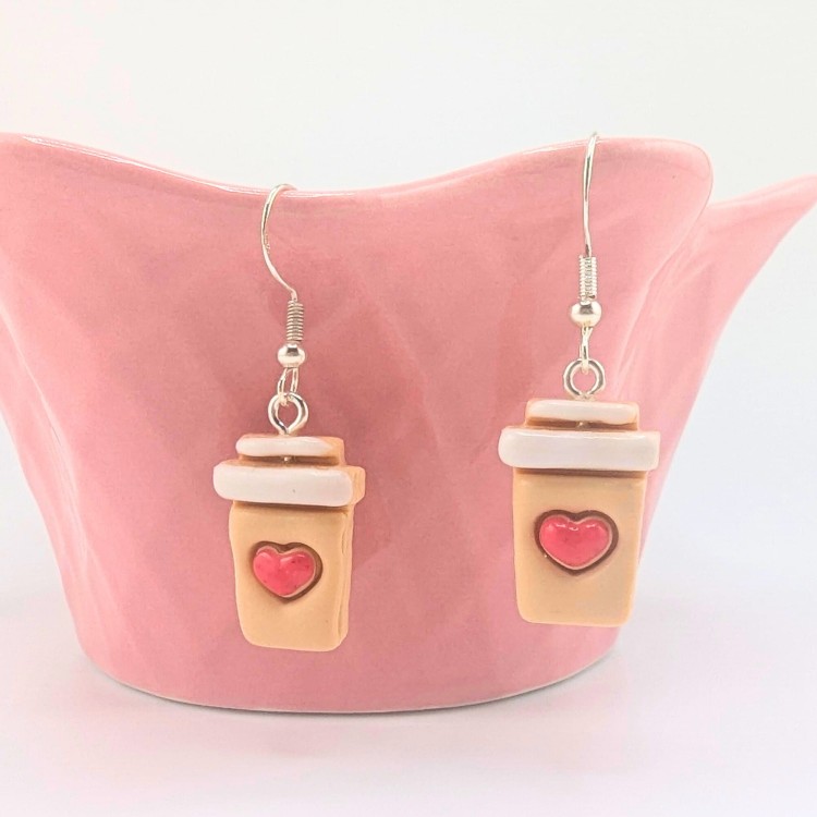 Kolczyki handmade z motywem kawy Caffe Latte Love z gliny polimerowej, biżuteria dla miłośników kawy ze stali chirurgicznej