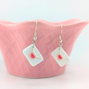 Wiszące kolczyki handmade koperty białe walentynkowe z gliny polimerowej, biżuteria romantyczna ze stali chirurgicznej